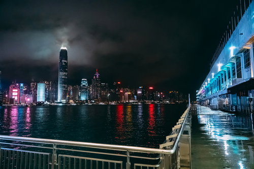雨が降る夜のハーバーシティ（海港城）から望む香港の夜景