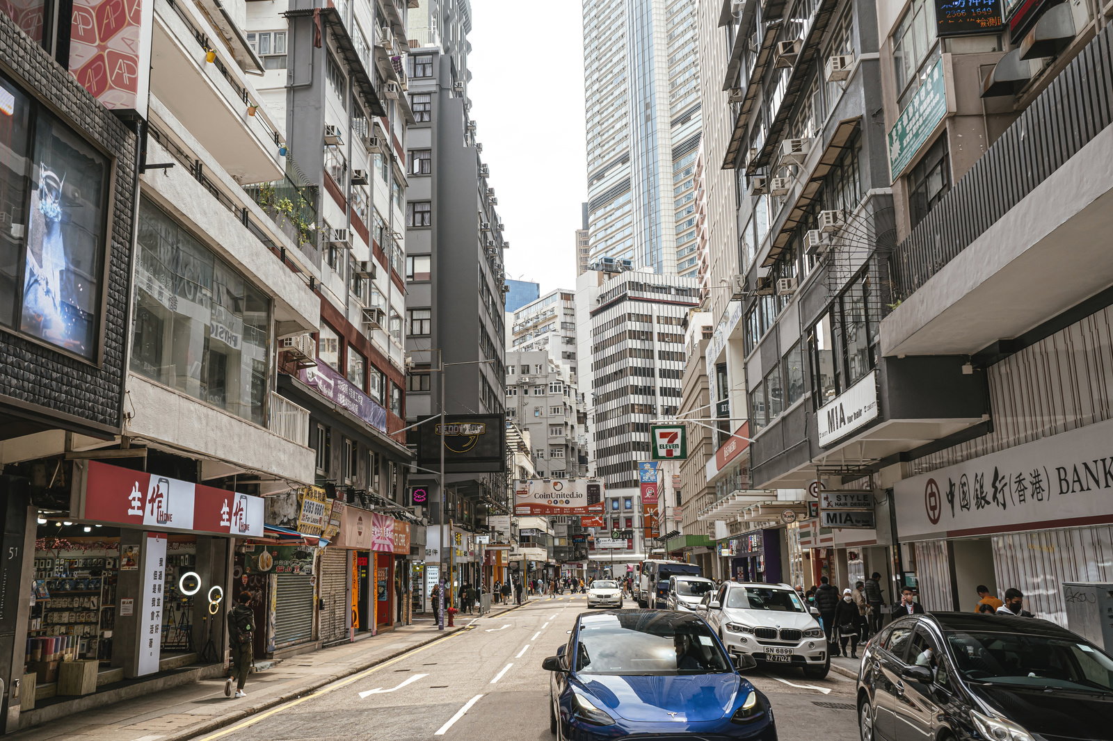 香港の尖沙咀にあるカーナーボンロードの街並み