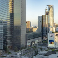 名古屋駅東口の駅前に立ち並ぶ高層ビル群の都市景観の写真