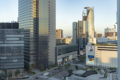 名古屋駅東口の駅前に立ち並ぶ高層ビル群の都市景観