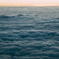 夕焼けに染まる雲海を上空から捉えた風景の写真