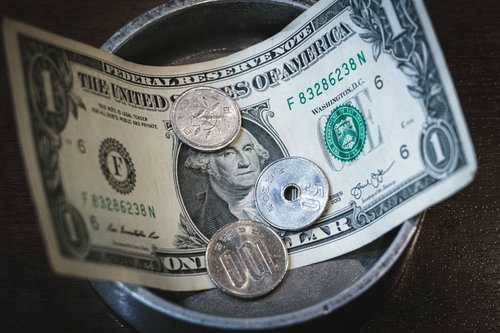 1ドル札と151円の硬貨を並べた為替レート