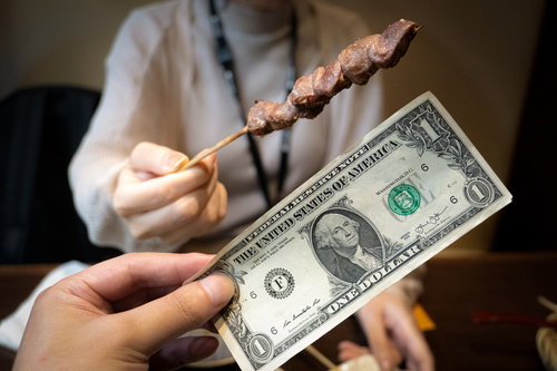 焼き鳥1本を1ドル紙幣で購入するシーンの経済比較