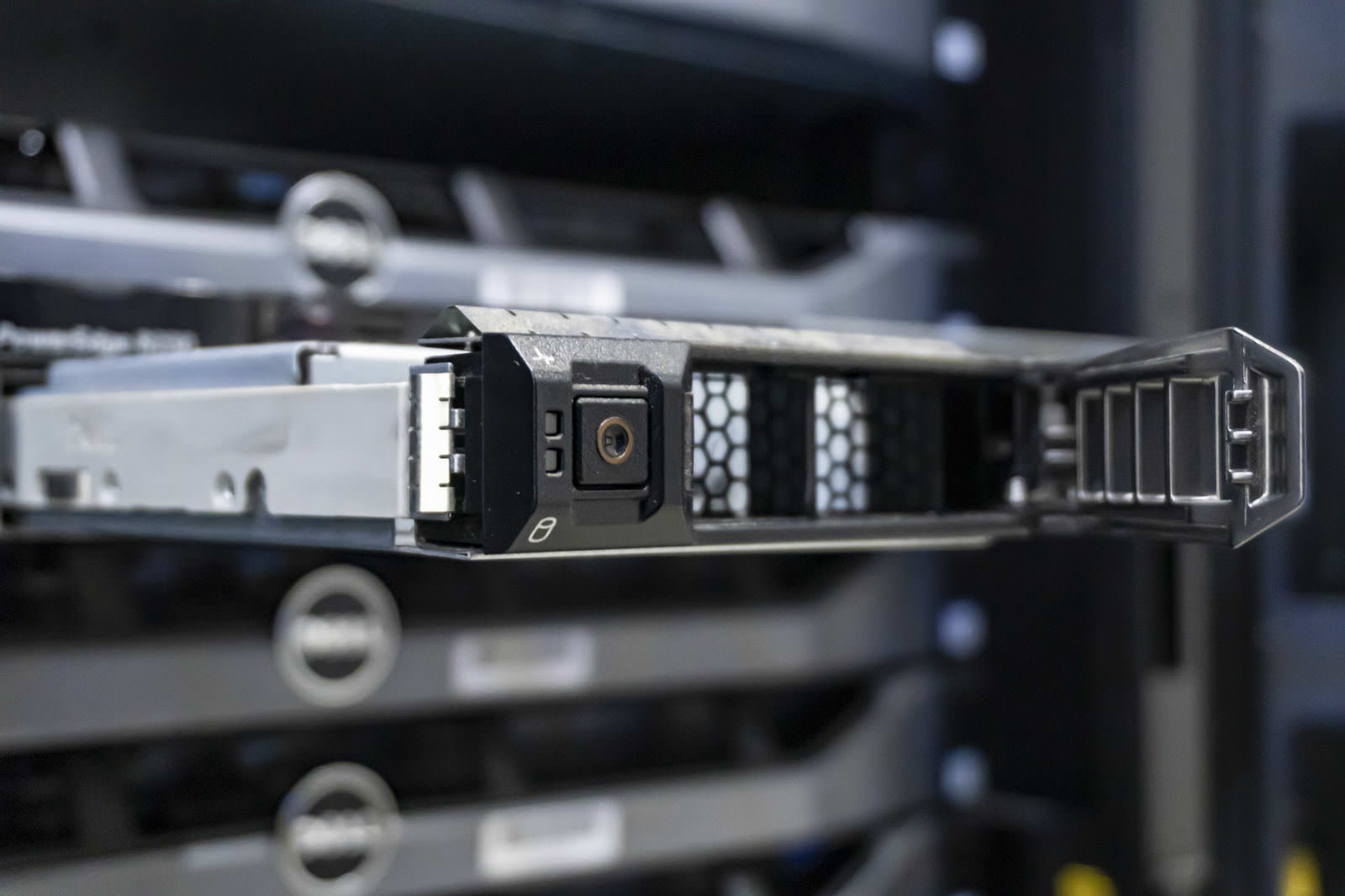 サーバーラックに設置された黒いサーバーとハードディスクが引き出された様子