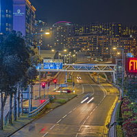 交通量が減った雨上がりの深夜の尖東(香港)の夜景の写真