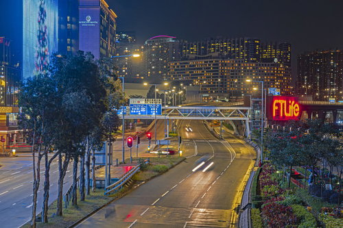 交通量が減った雨上がりの深夜の尖東(香港)の夜景