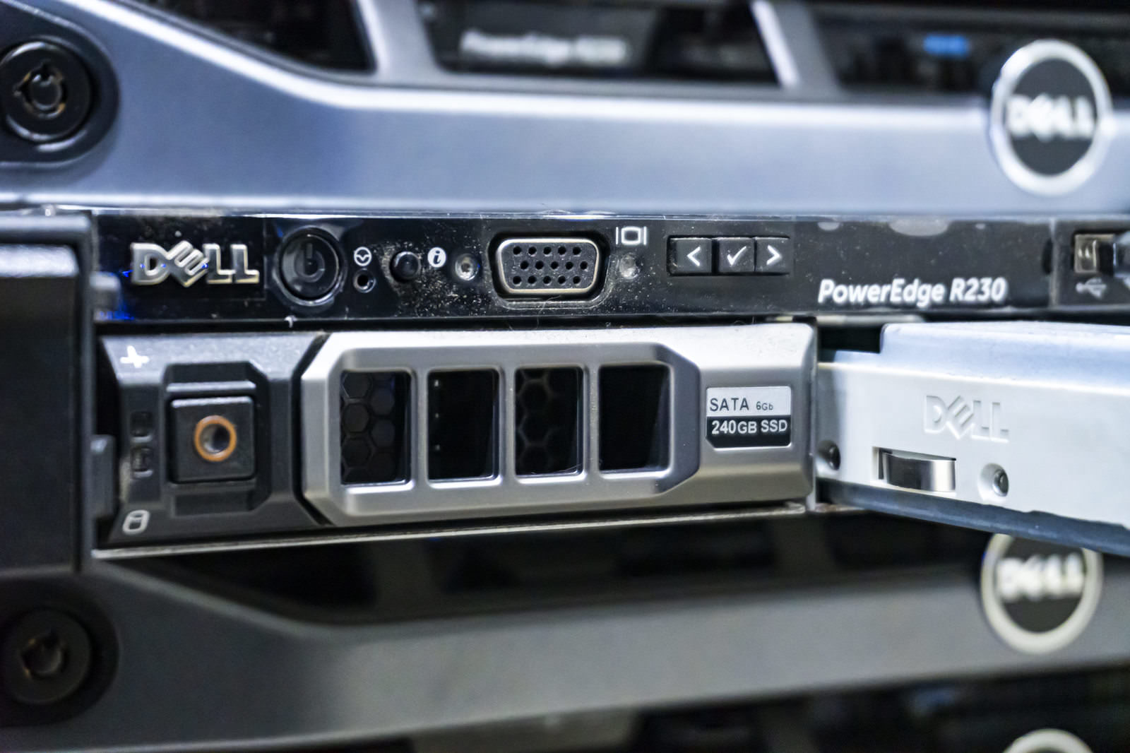 使い込まれたDELLのPowerEdge R230サーバー本体