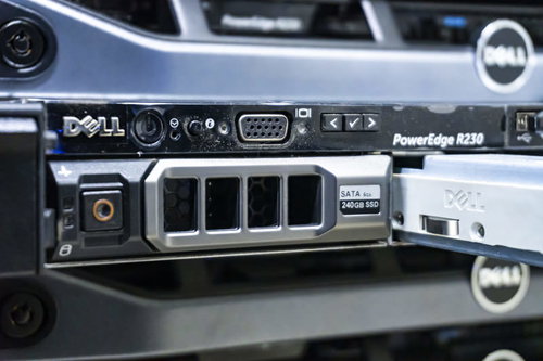 使い込まれたDELLサーバ（POWER EDGE R230）