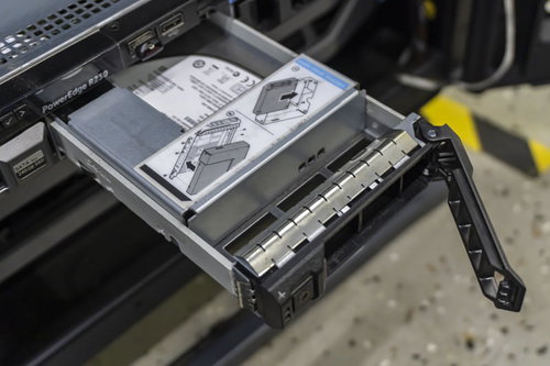 SSDの寿命が来たのでサーバーラックのディスク交換している最中