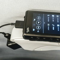 新幹線のコンセントでウォークマンをチャージの写真