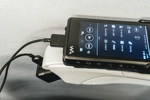 新幹線のコンセントでウォークマンをチャージ