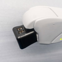 最近の東海道新幹線の座席に設置されたコンセントとUSBポートの写真