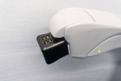 最近の東海道新幹線の座席に設置されたコンセントとUSBポート