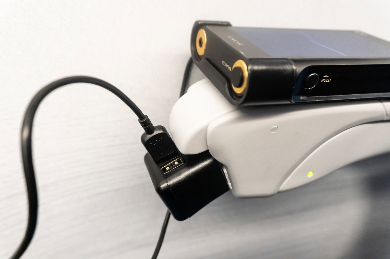 黒いウォークマンにUSBケーブルが接続されて充電している様子