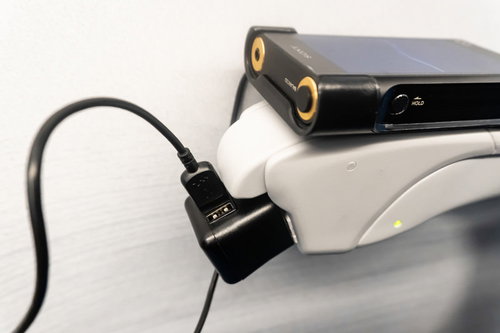 新幹線の座席でウォークマンをUSBケーブルで充電