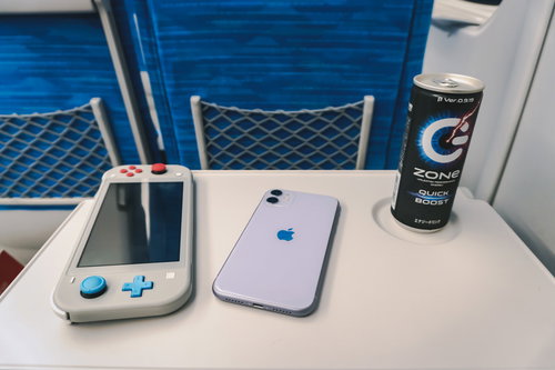 帰りの新幹線はエナジードリンク、スマホ、ゲーム機で時間つぶしの必須アイテム