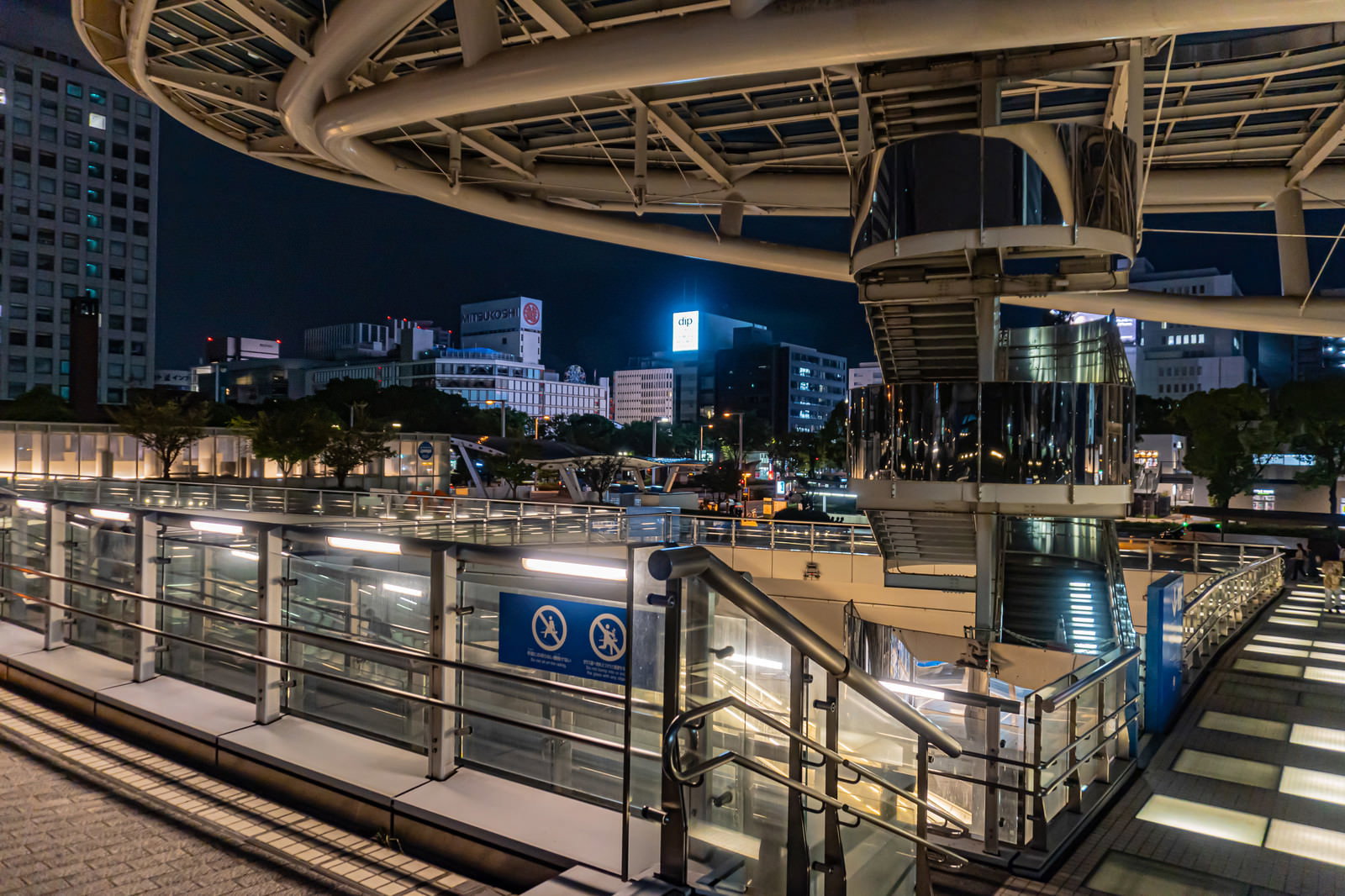 深夜のオアシス21と周囲の高層ビル群が照明で照らされた夜景