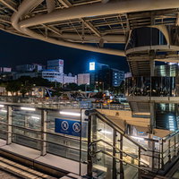 深夜に静寂に包まれたオアシス21の夜景と名古屋の都市風景の写真