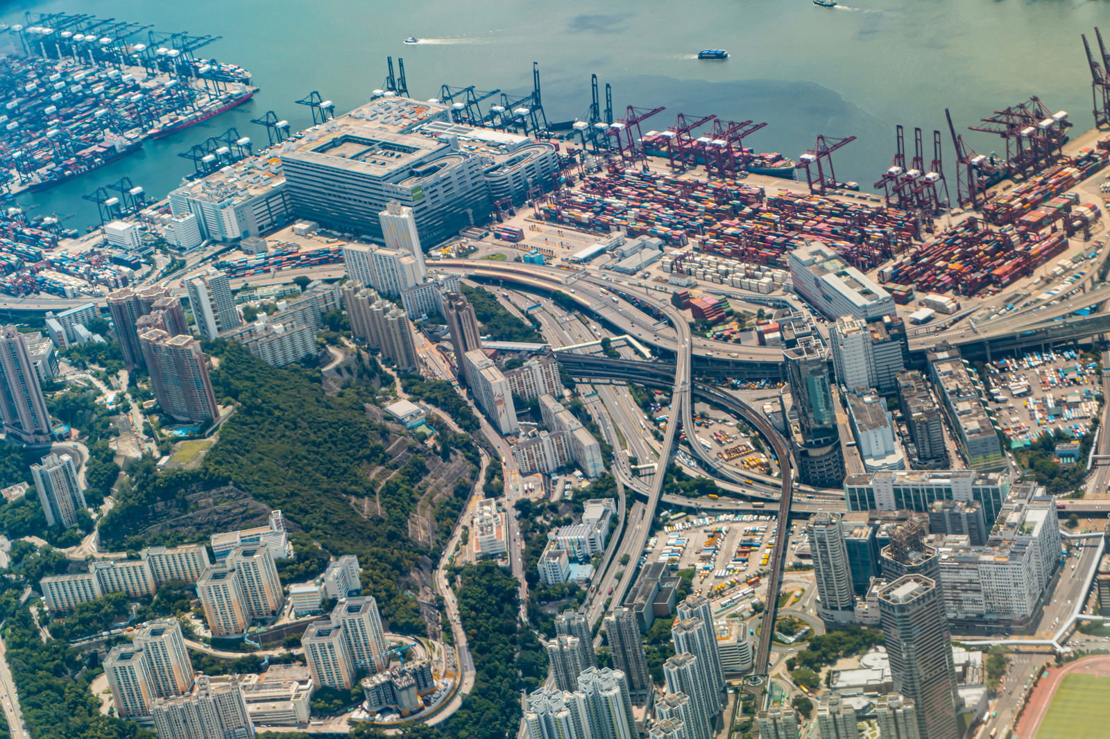 上空から見た香港の港湾とコンテナターミナル