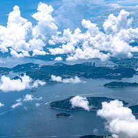 意外と自然が多い香港の島々と雲海の航空の写真