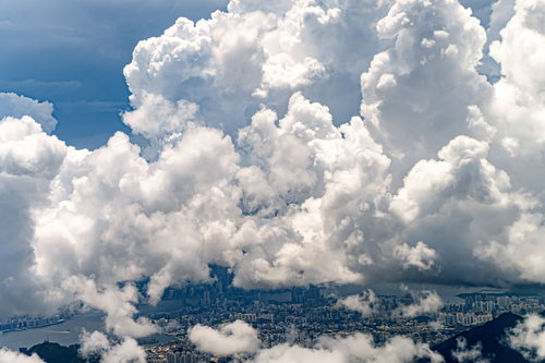 湿度が高く分厚い雲が覆いかぶさる香港のビル群
