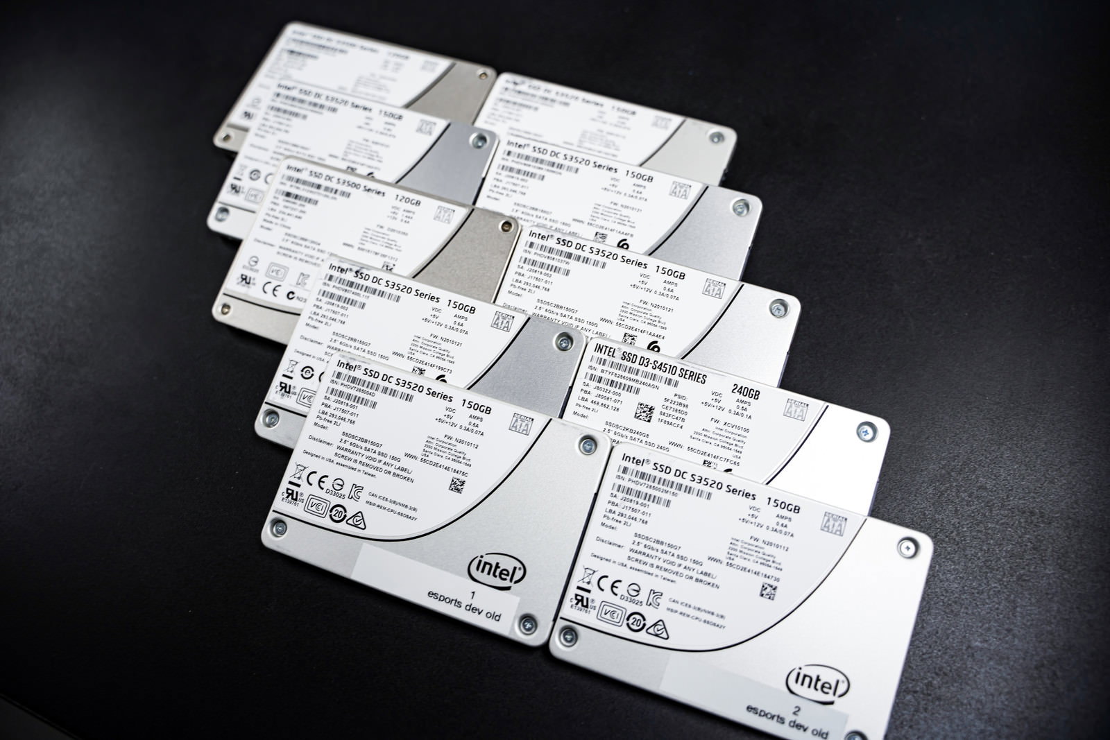 白い背景に10台のSSDが整然と並べられている様子