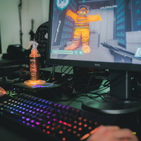 ゲーミングキーボードでFPSゲームをプレイするゲーマーの写真