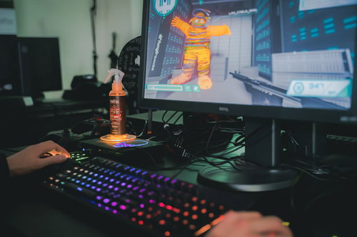 ゲーミングキーボードでFPSゲームをプレイするゲーマー