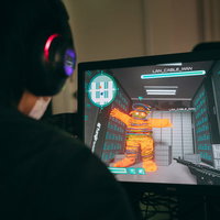 「THE LANケーブルマン」をプレイするゲーマーの写真