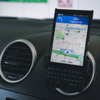カーナビ代わりにスマホを使う車内ナビ画面の写真