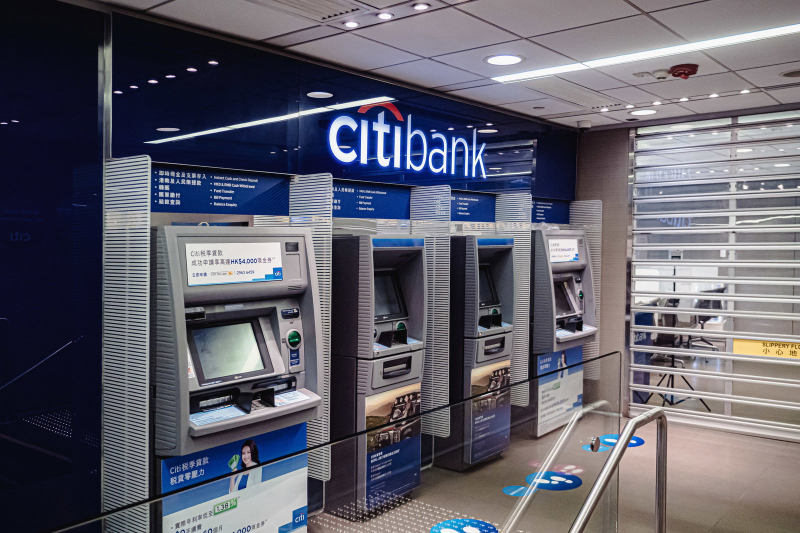 シティバンクのATMが4台並ぶコーナー