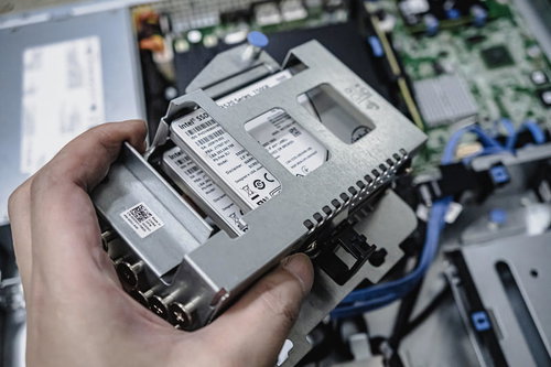 DELLサーバからインテル製SSDを交換するため外したマウント部品