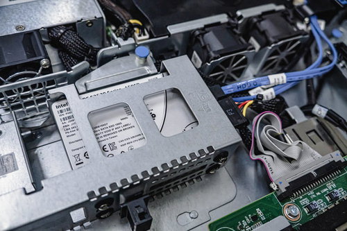 Intel製SSDを搭載したDELLサーバの内部