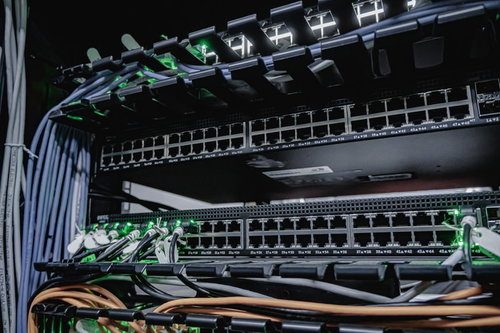 LANケーブルマンが緑色ケーブルでケーブリング施工したL2スイッチ