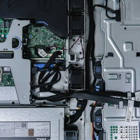 メンテ中にサーバー機を空けたデザイナーの作業風景の写真