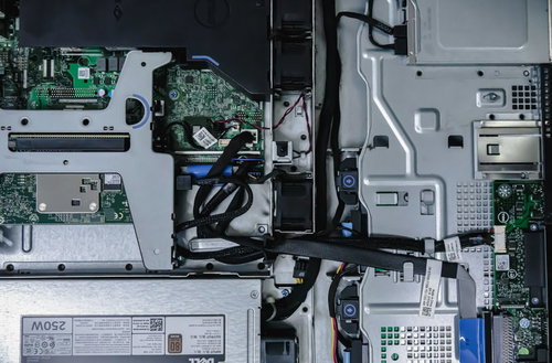 メンテ中にサーバー機を空けたデザイナーの作業風景