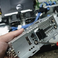 ディスクマウントからSSDを取り外すためにドライバーでネジを回すの写真