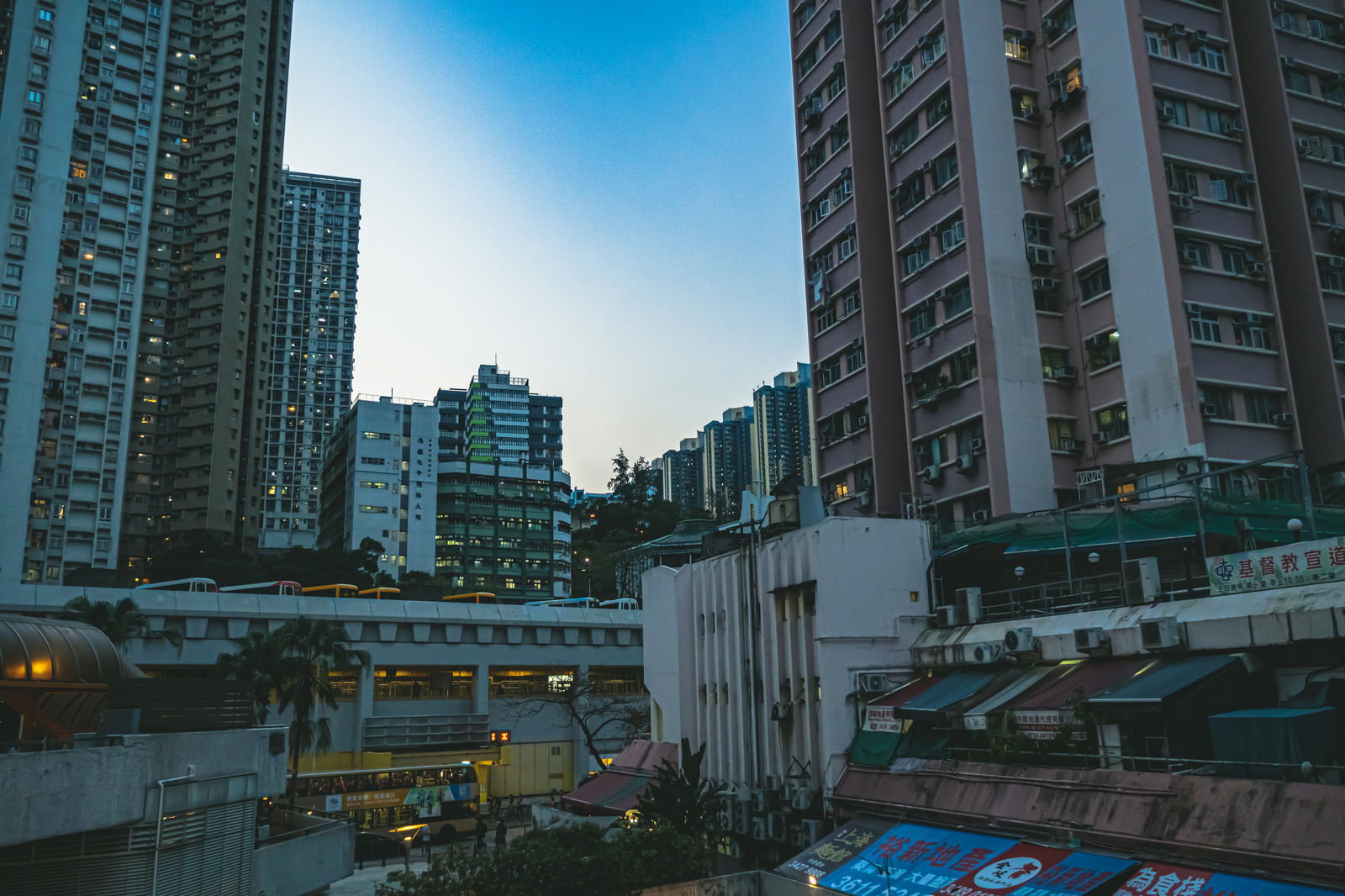 香港荃湾の高層ビル群と夕暮れのオレンジ色の空が写る都市風景