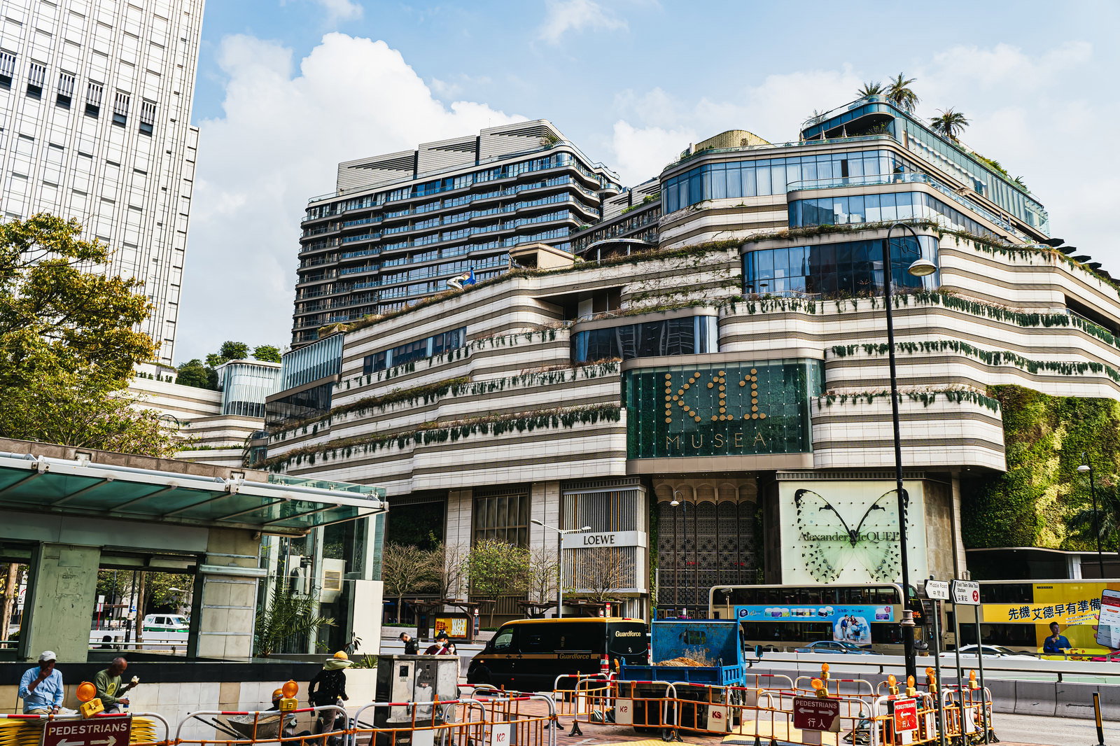 香港尖沙咀のK11ミュージアム向かいの道路で行われている整備工事の様子