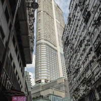 香港の尖沙咀にある雑居ビルに囲まれたK11アートモールの外観の写真