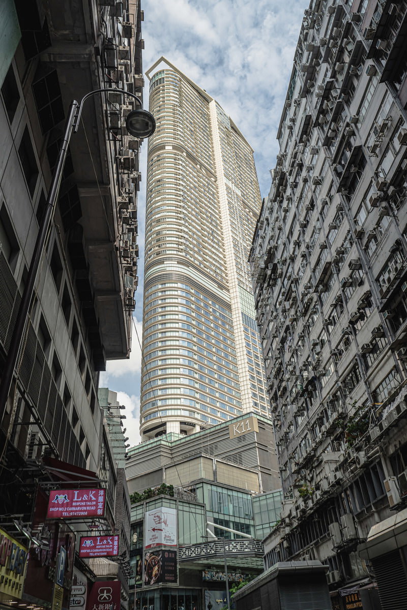 香港尖沙咀の雑居ビルに囲まれたK11アートモールの外観