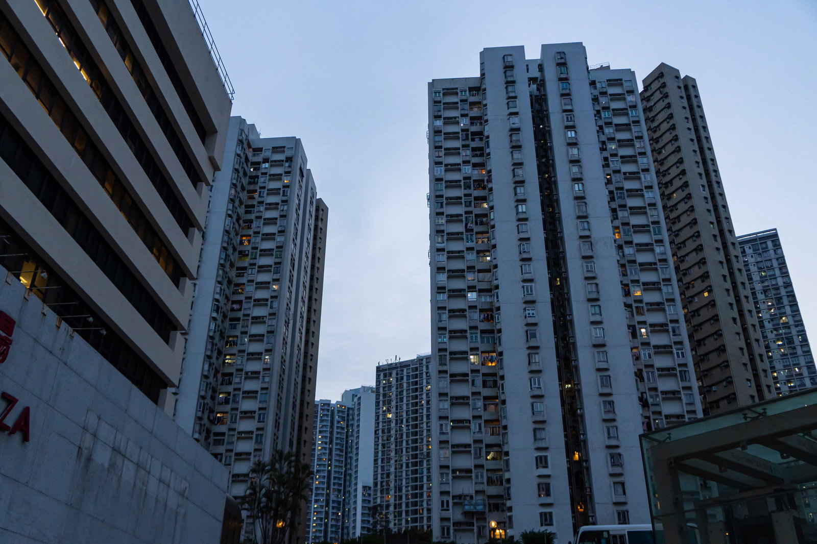 築年数が少し経過した香港の高層マンション群が立ち並ぶ都市景観