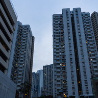 築年数が少し経過した香港の高層マンション群の写真