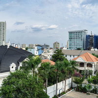 フランス様式建築もあるホーチミンシティの屋根と町並みの写真