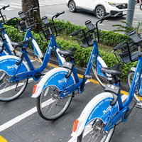 ベトナムで展開するシェアサイクルが並ぶ駐輪場の写真