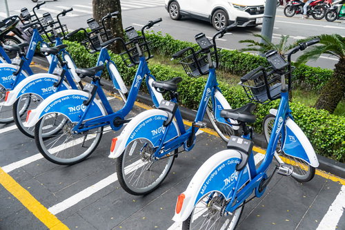 ベトナムで展開するシェアサイクルが並ぶ駐輪場