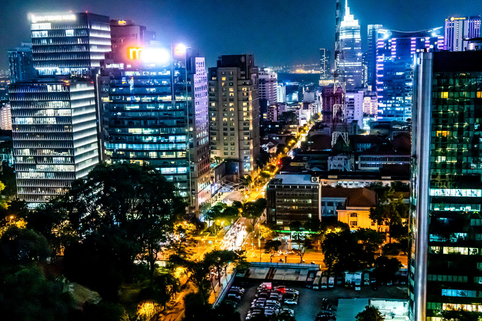 ホーチミンシティの高層ビル群とネオンが光る夜景