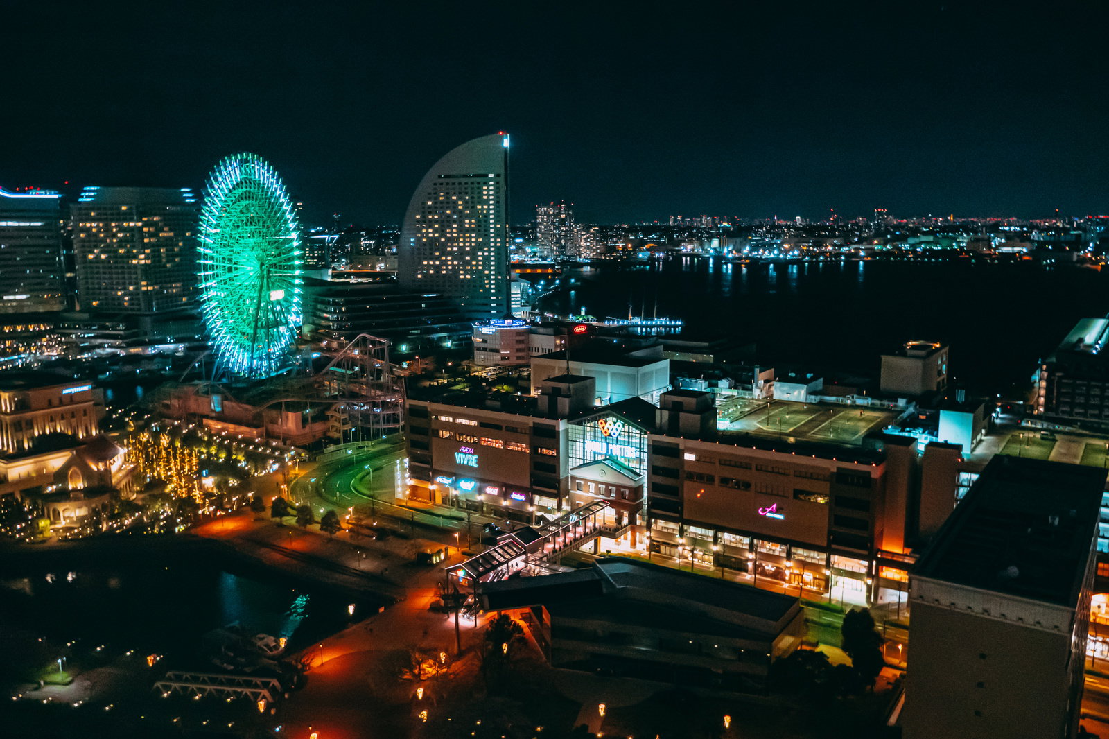 横浜みなとみらいの夜景、観覧車と高層ビル群のネオンライト