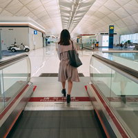 香港空港からホーチミンシティへ向かう女性の後姿の写真