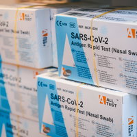 香港で売られているコロナ検査キットの箱と検査キットの写真